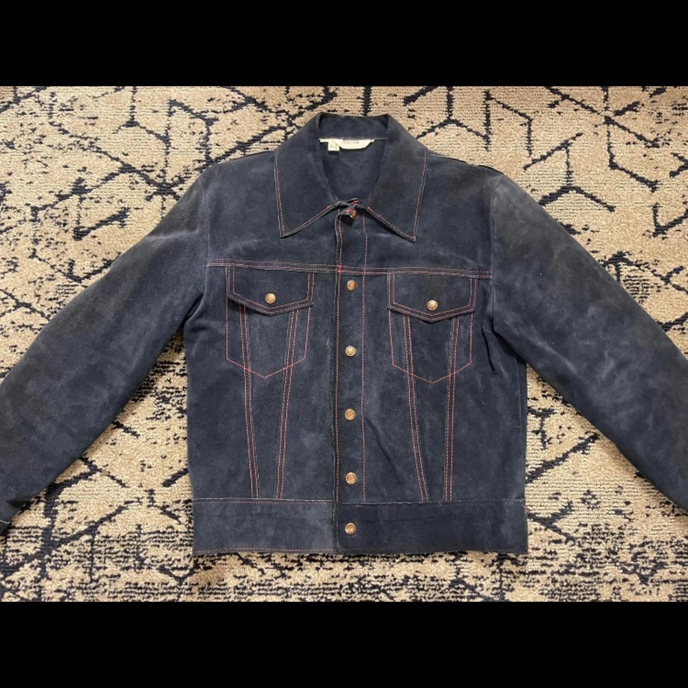 Excellent condition early 1980’s blue suede jacket w red stitching. Size M.